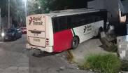 De acuerdo con vecinos, el hombre habría escapado tras provocar los destrozos.