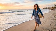 El viajar solas desafía las visiones machistas que intentan limitar la independencia de la mujer | Imagen ilustrativa IA
