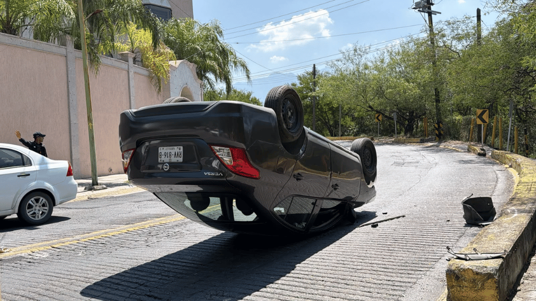 Volcadura de auto en la colonia Contry en Guadalupe.