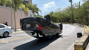 Volcadura de auto en la colonia Contry en Guadalupe.