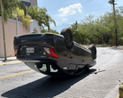 Volcadura de auto en la colonia Contry en Guadalupe.
