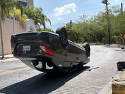 Volcadura de auto en la colonia Contry en Guadalupe.