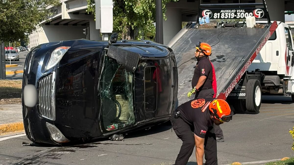 Aparatosa volcadura moviliza a cuerpos de emergencia en Morones Prieto