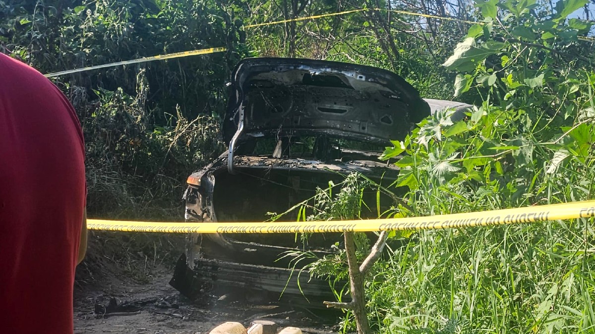 El auto fue localizado sobre el camino que comunica la carretera libre con el camino a Los Mazos | Raúl Aguilar Lares