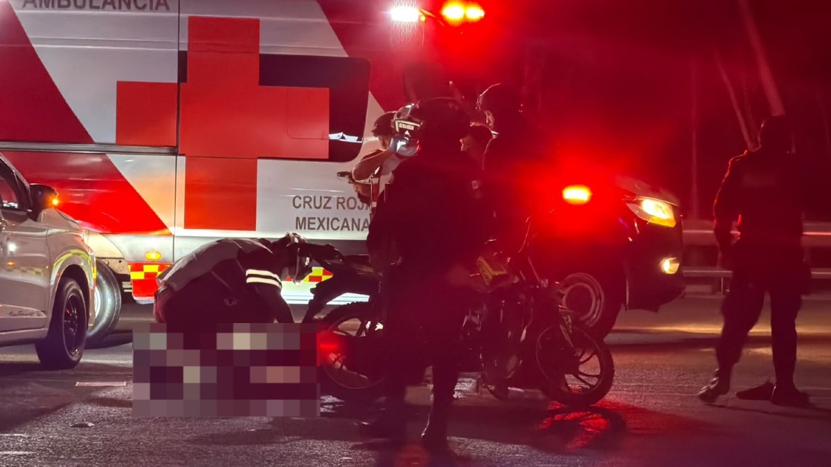 Un automovilista que presenció el accidente se detuvo para auxiliar a los afectados