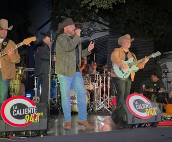 La Caliente 94.1 recibe a Grupo Sólido en una noche llena de música y diversión