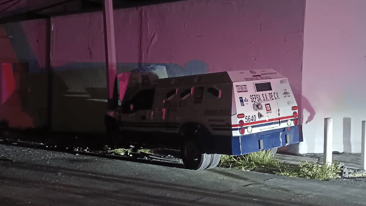 Camión de valores choca y deja 6 calles sin luz en el Centro de Monterrey