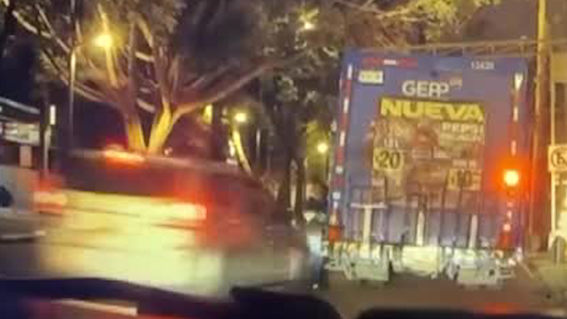 Captan a conductor embistiendo a tres repartidores en Santa Cruz Atoyac; el agresor sigue libre