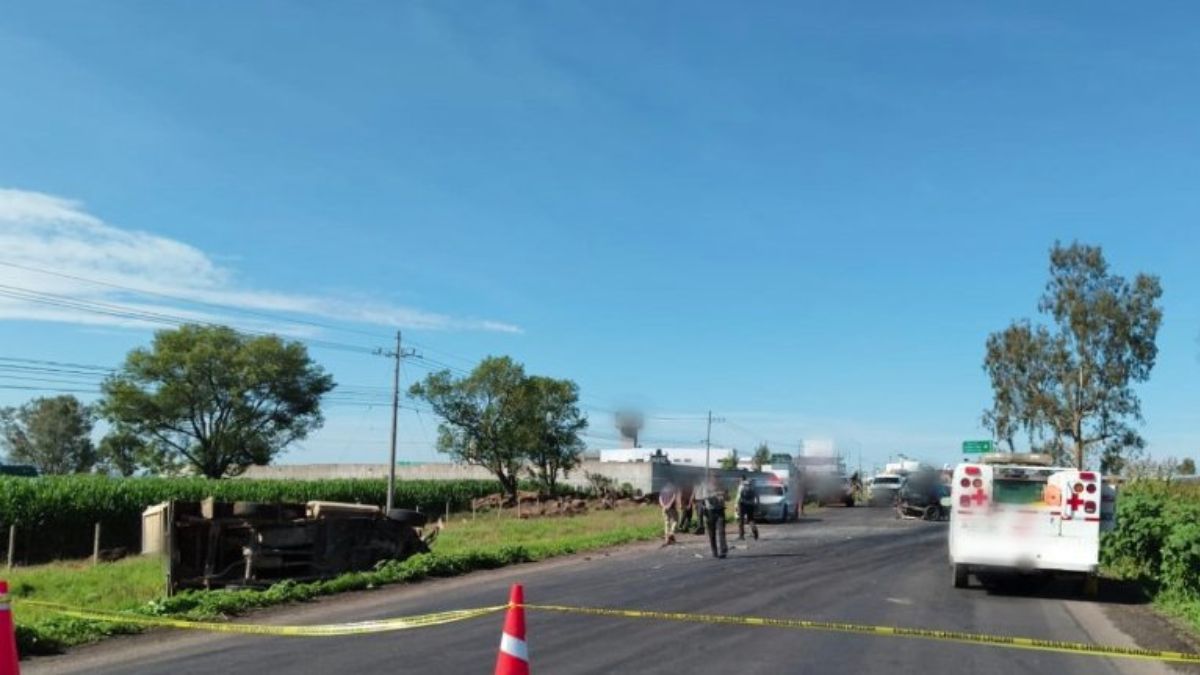 Choque en carretera de Tepatitlán deja dos personas sin vida y tres heridas; circulación permaneció cerrada | @GN_Carreteras