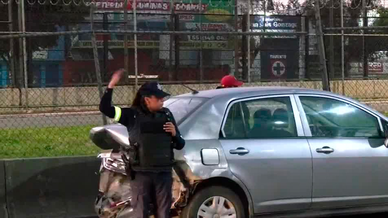 Ecatepec: Dos autos chocan en avenida Central y provocan caos vial; no hay lesionados