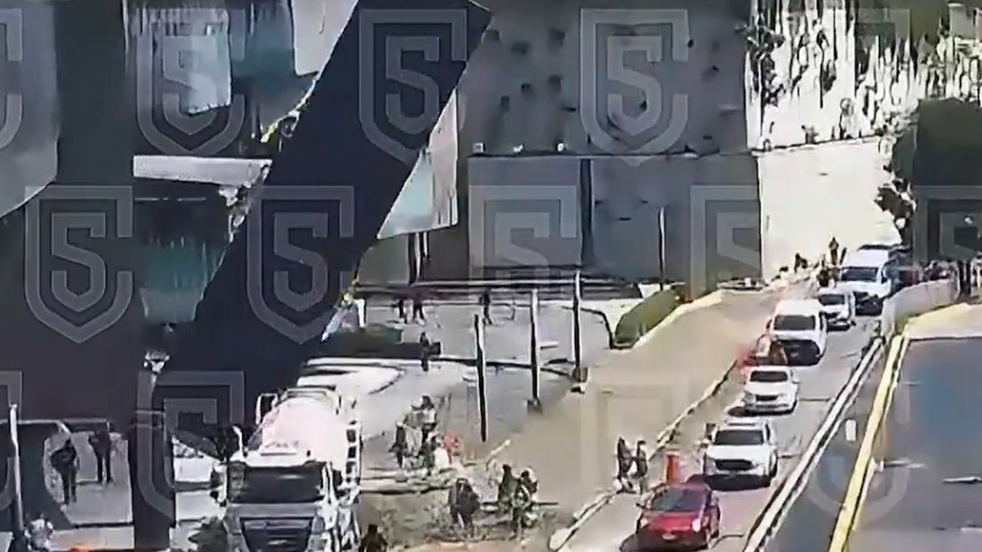 Estructura de metal cae sobre auto en Huixquilucan; conductora pierde la vida