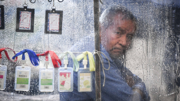 Habitantes de la CdMx se protegen de las fuertes lluvias| Agencia Cuartoscuro