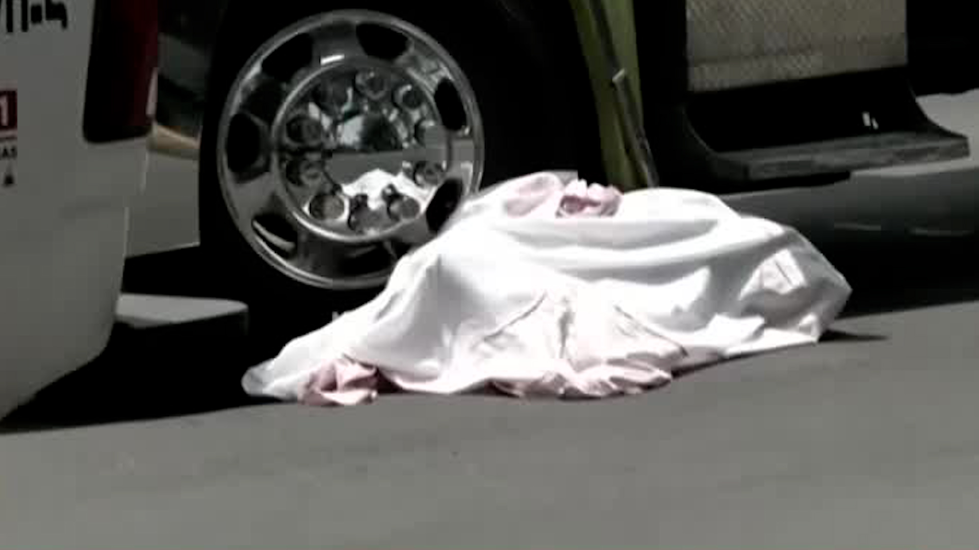 Hombre de la tercera edad muere atropellado por pipa en Avenida Tláhuac por falta de cruce peatonal
