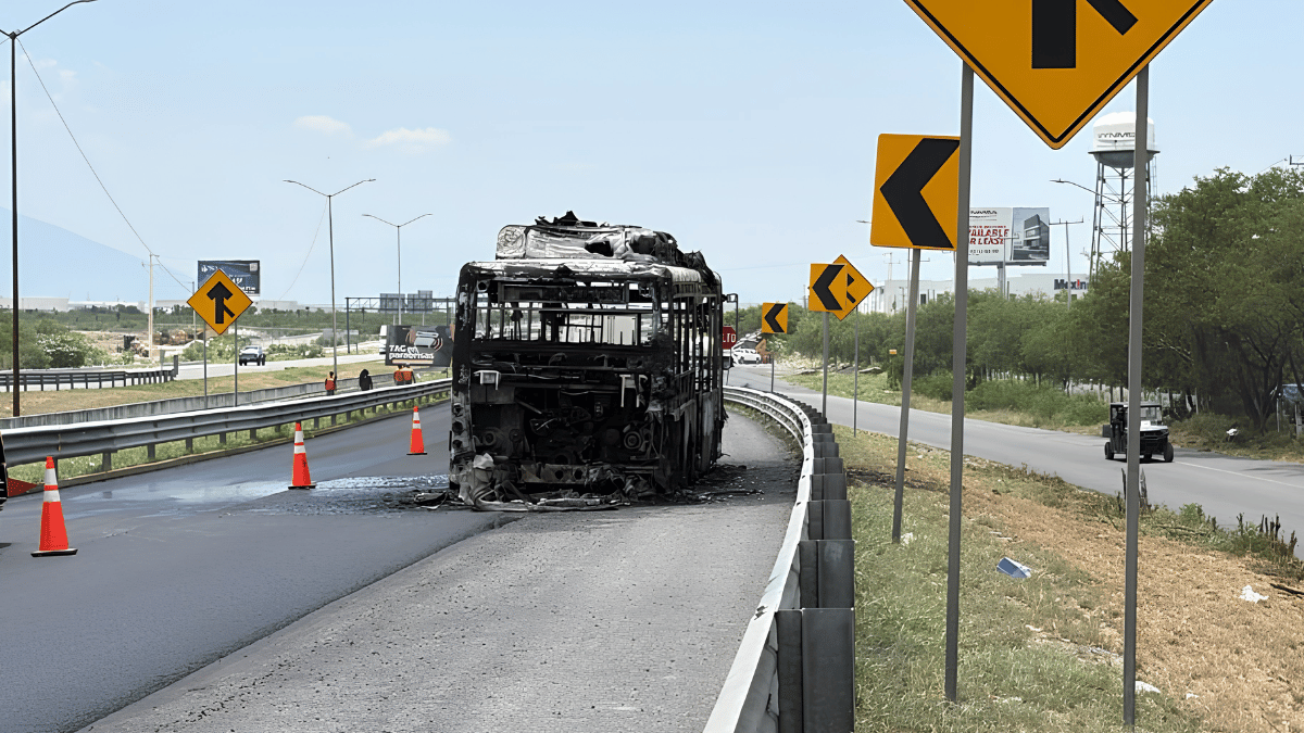 Incendio consume transporte en Escobedo