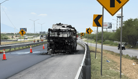 Incendio consume transporte en Escobedo