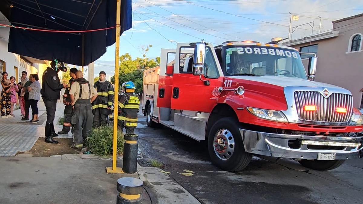 El incendio se registró al cruce de las calles Ejido y Artes en la colonia San Antonio de Guadalajara