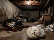 La investigación policial reveló que el menor residía en un espacio infestado de insectos, basura, excremento de animales y sin aire acondicionado.