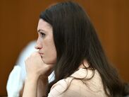 Lindsay Clancy, ahora paralizada, escucha testimonios sobre sus intentos por recibir tratamiento psiquiátrico previo al crimen.