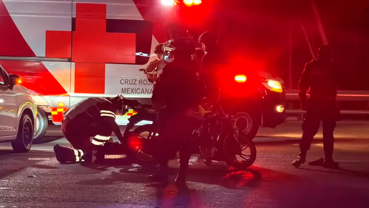Motocicleta es impactada por camioneta en Morones Prieto; hay cuatro lesionados