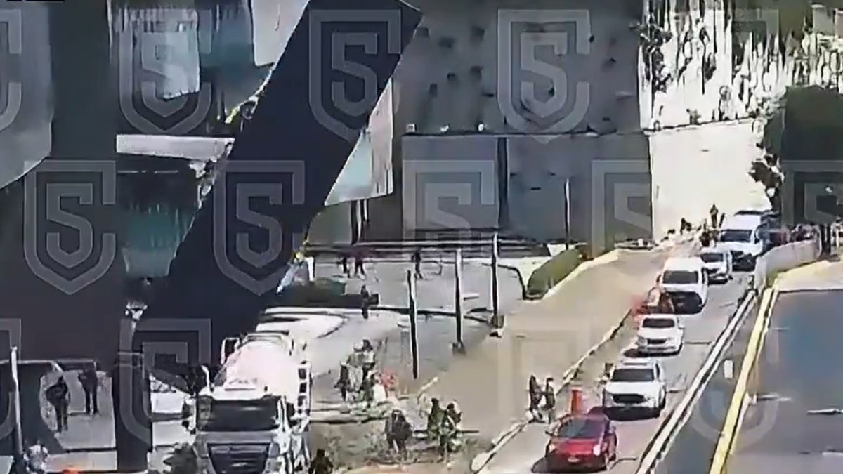 Personal de emergencias se trasladó hasta el exterior de la plaza comercial Interlomas, derivado del incidente | C5 Edomex