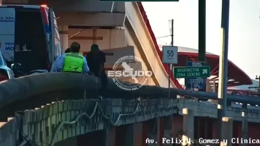 Policías de Monterrey rescatan a hombre que intentaba lanzarse de paso a desnivel