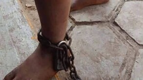 Rescatan a niño que pasó 15 días encadenado en Chiapas; su familia dice que era hiperactivo. / Jhonatan González