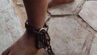 Rescatan a niño que pasó 15 días encadenado en Chiapas; su familia dice que era hiperactivo. / Jhonatan González