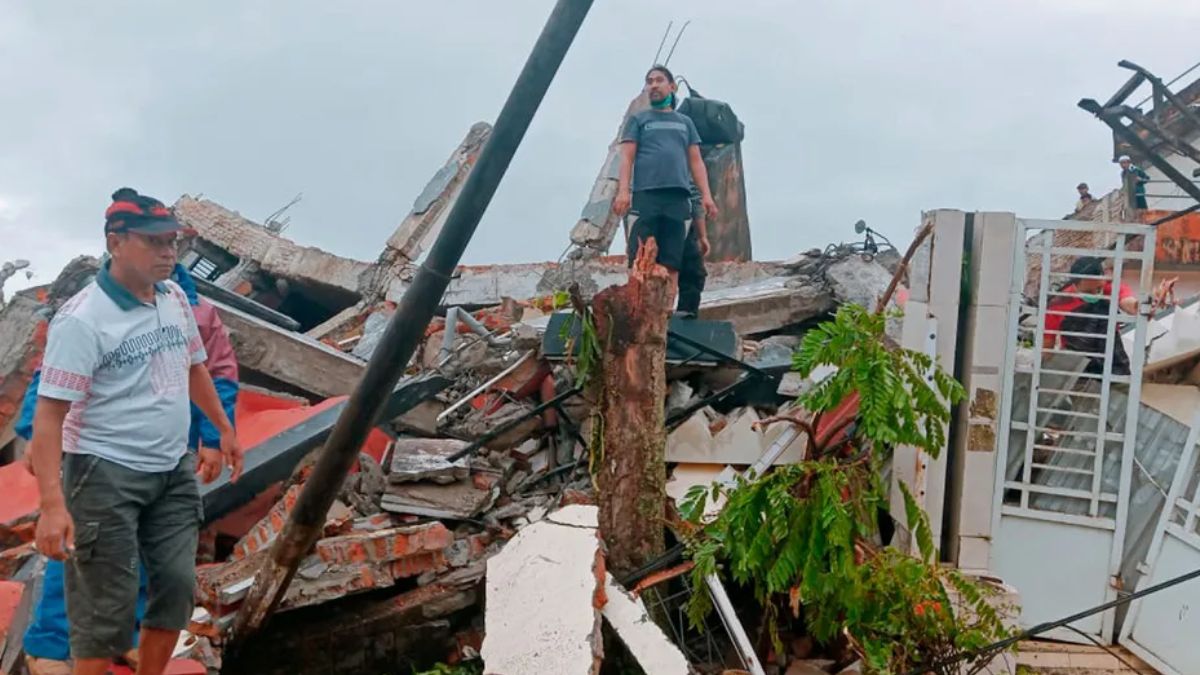 Residentes en Sikka buscan refugio en las montañas tras daños en la terminal de Maumere y el colapso de techos en edificios locales.