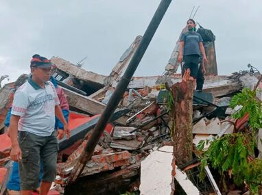 Residentes en Sikka buscan refugio en las montañas tras daños en la terminal de Maumere y el colapso de techos en edificios locales.