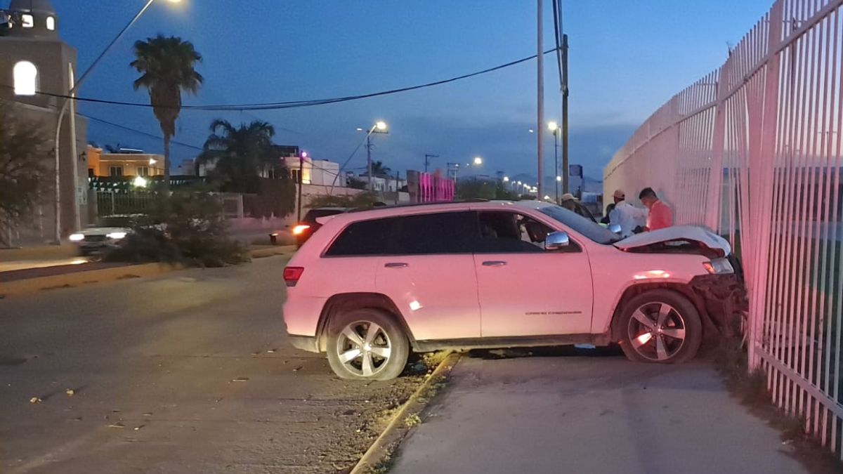 Debido al severo estado de intoxicación en el que conducía, la mujer perdió el control de la unidad.