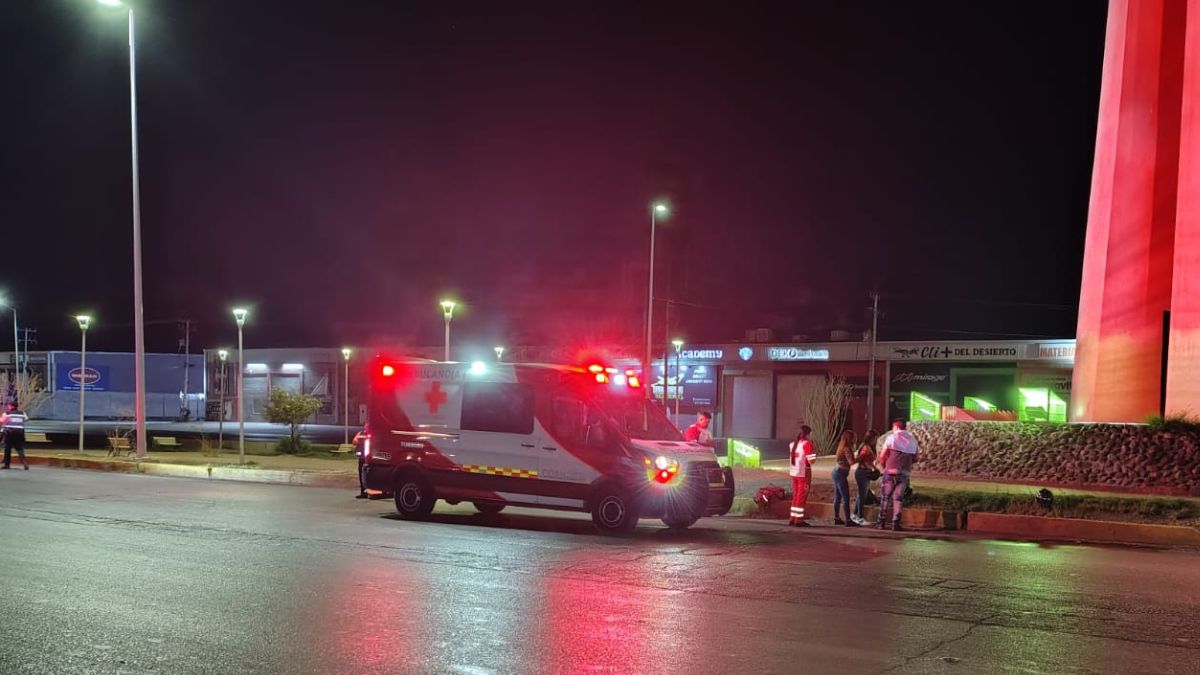 Al sitio arribaron paramédicos de la Cruz Roja Mexicana a bordo de una ambulancia para auxiliar a una jovencita que presentaba heridas evidentes.
