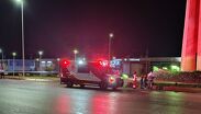 Al sitio arribaron paramédicos de la Cruz Roja Mexicana a bordo de una ambulancia para auxiliar a una jovencita que presentaba heridas evidentes.