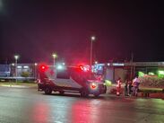 Al sitio arribaron paramédicos de la Cruz Roja Mexicana a bordo de una ambulancia para auxiliar a una jovencita que presentaba heridas evidentes.
