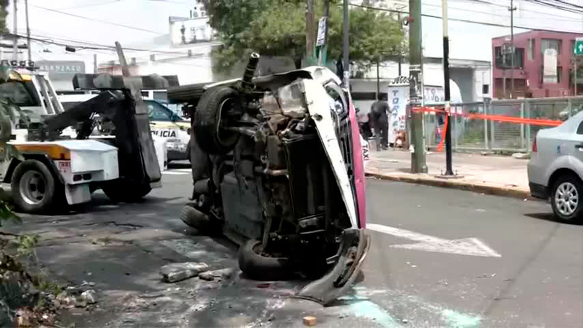 Tráiler arrastra y vuelca taxi en Mexicaltzingo, Iztapalapa
