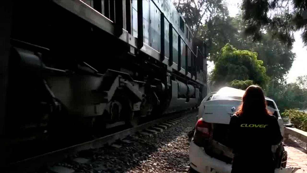 Tren arrastra a un automóvil que intentó ganarle el paso en la Gustavo A. Madero