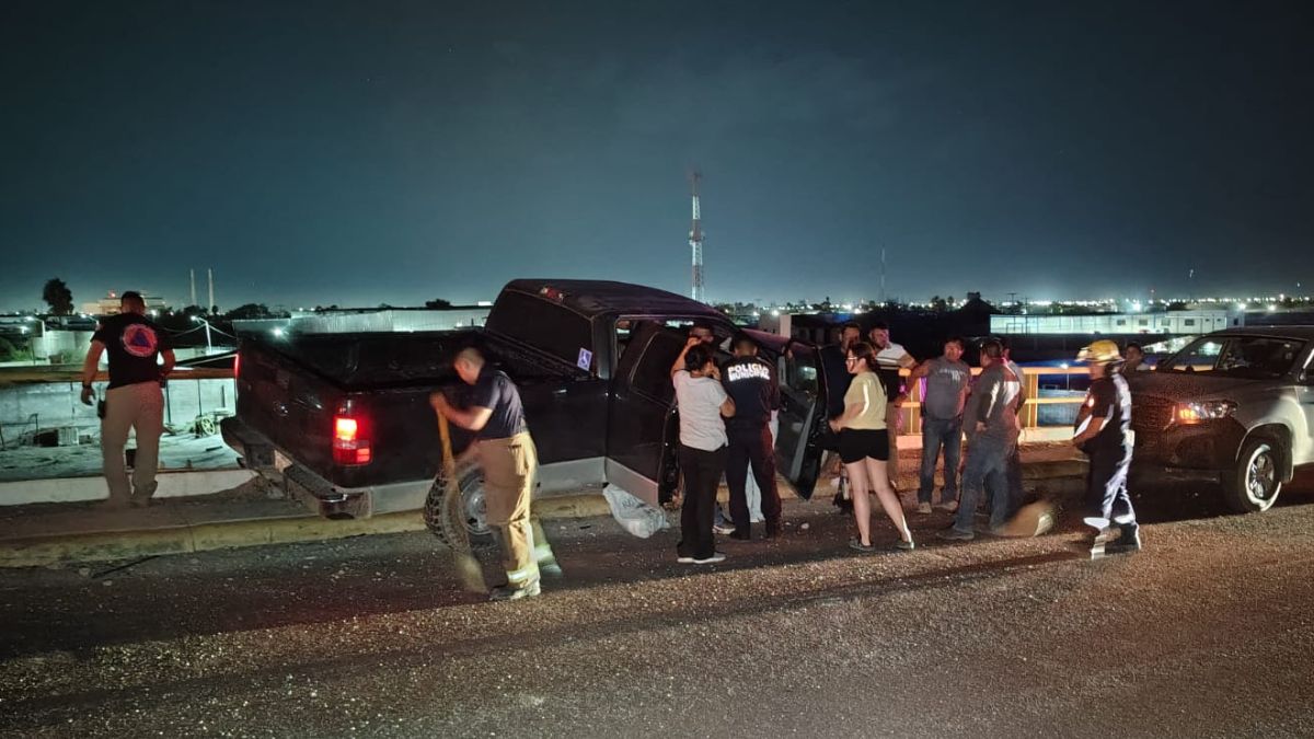 La unidad impactó con tal brutalidad el barandal metálico de protección que derribó una sección del muro de contención.