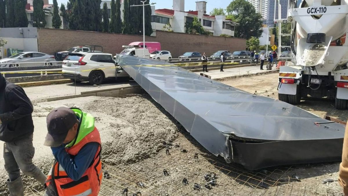 El video captó el momento en que las estructura metálica se desprendió y cayó frente al centro comercial de Huixquilucan. | PC Huixquilucan