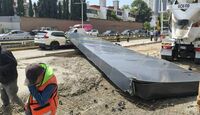 El video captó el momento en que las estructura metálica se desprendió y cayó frente al centro comercial de Huixquilucan. | PC Huixquilucan