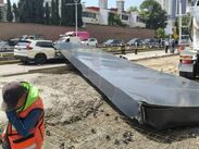 El video captó el momento en que las estructura metálica se desprendió y cayó frente al centro comercial de Huixquilucan. | PC Huixquilucan