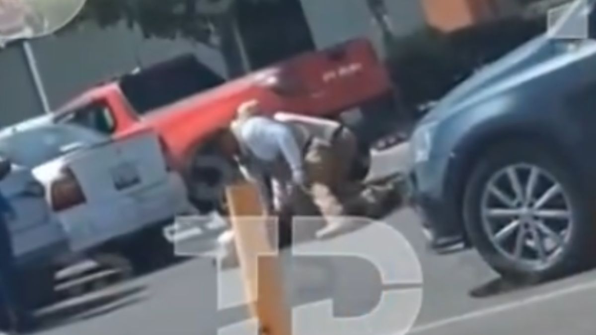 El video muestra el ataque en contra de Ricardo en el estacionamiento de una plaza en Ecatepec. | Telediario
