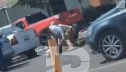 El video muestra el ataque en contra de Ricardo en el estacionamiento de una plaza en Ecatepec. | Telediario