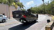 Volcadura en Paseo Las Américas deja dos personas con golpes leves