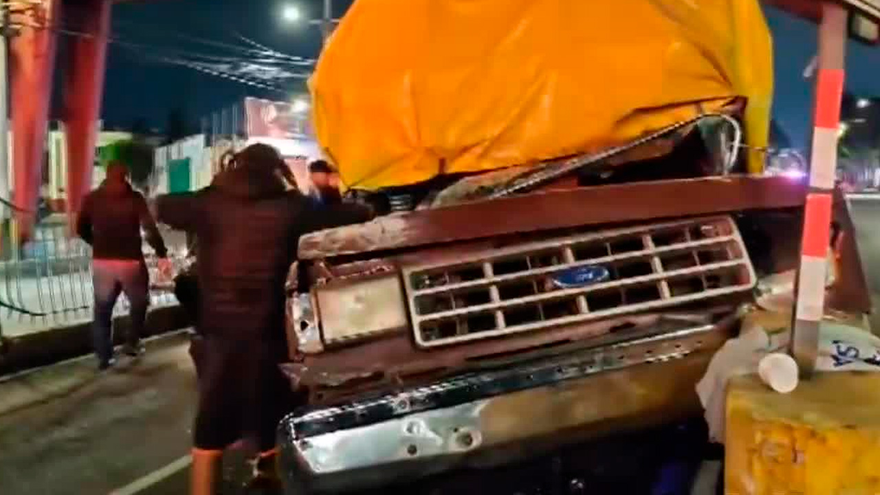 Xochimilco: Unidad de transporte público choca contra camioneta que cayó en un bache