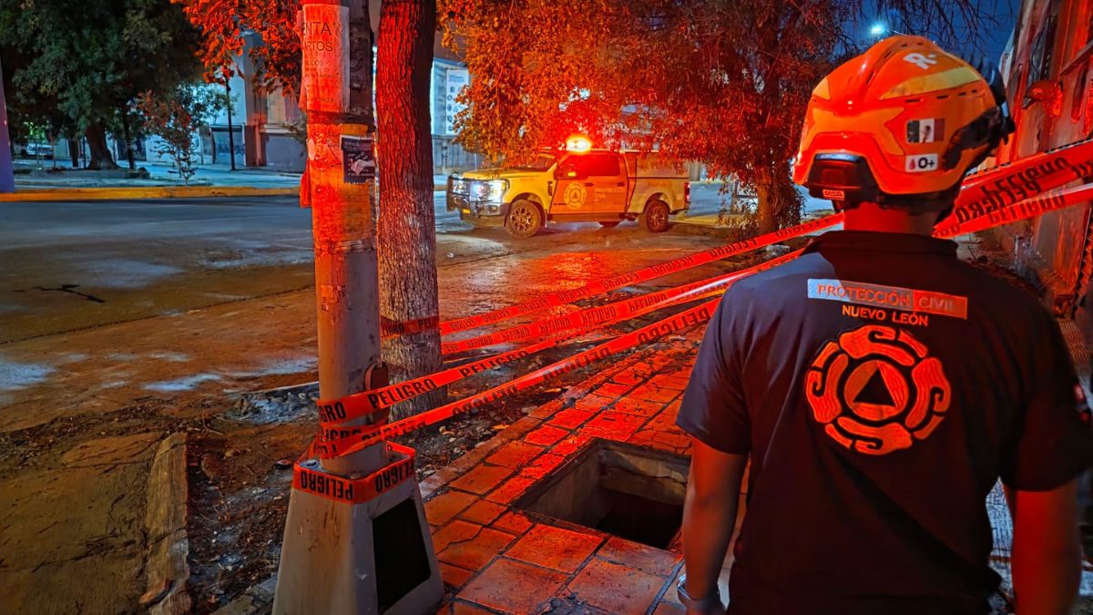 Las autoridades acordonaron el área debido a que la alcantarilla no contaba con señalamientos de advertencia.