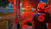 Las autoridades acordonaron el área debido a que la alcantarilla no contaba con señalamientos de advertencia.