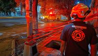 Las autoridades acordonaron el área debido a que la alcantarilla no contaba con señalamientos de advertencia.