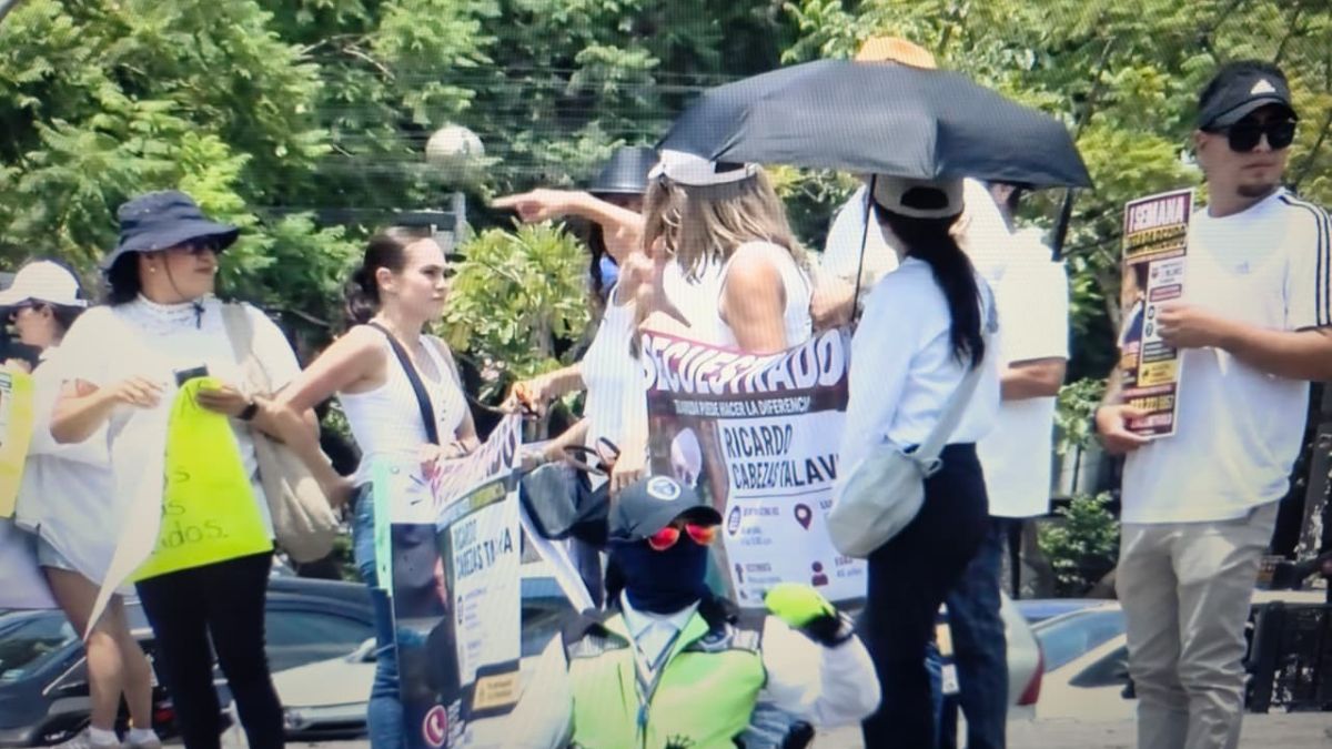 Familiares y amigos exigen en Guadalajara la localización con vida de Ricardo Cabezas. | Imágenes Ricardo Valdivia