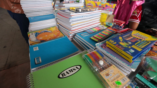 Padres de familia alistan las carteras para abastecer a sus hijos ante el Regreso a Clases 2026| Agencia Cuartoscuro