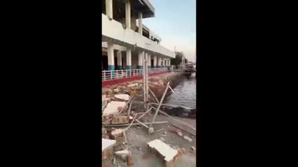 Puerto en medio de la tormenta en Indonesia