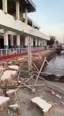 Puerto en medio de la tormenta en Indonesia